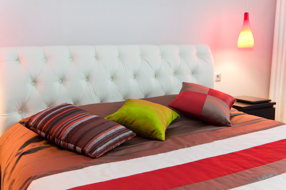 Пошив чехла на подушку с наполнением - изображение 1 - заказать онлайн в салоне штор Benone в Дрезне