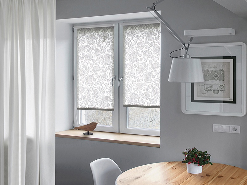 Монтаж рулонной шторы на створку окна - изображение 1 - заказать онлайн в салоне штор Benone в Дрезне